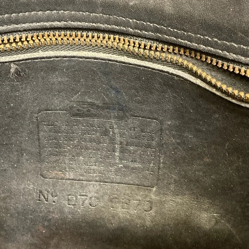 Coach 9870 vintage black or navy blue leather 1997 court bag